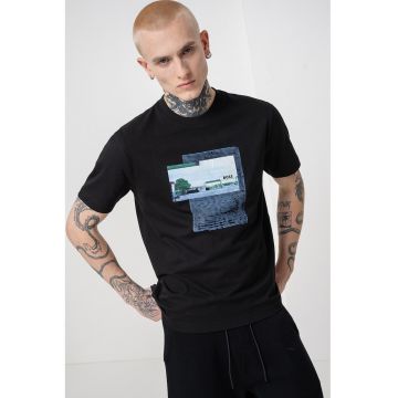 Tricou din bumbac cu decolteu la baza gatului si model grafic