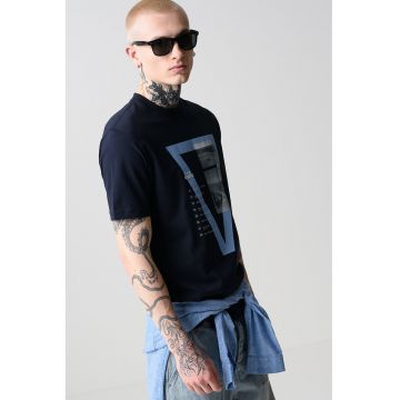 Tricou din bumbac cu decolteu la baza gatului si model grafic