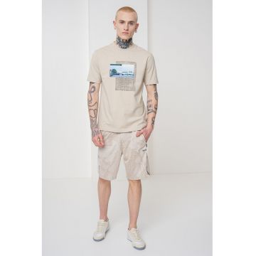 Tricou din bumbac cu decolteu la baza gatului si model grafic