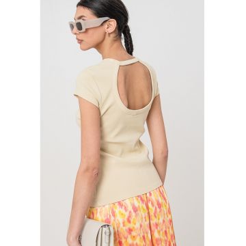 Tricou elastic cu decupaj pe partea din spate