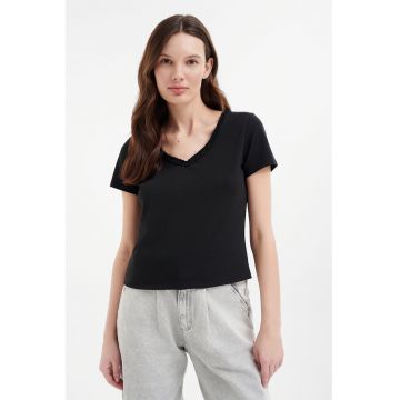 Tricou cu decolteu in V si volane