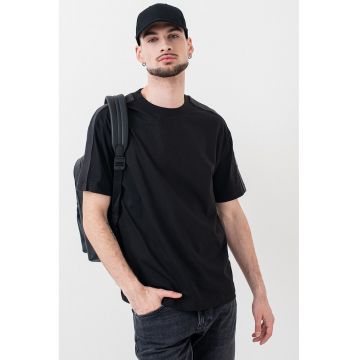 Tricou cu decolteu la baza gatului si banda logo pe maneca