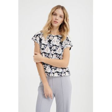 Tricou cu decolteu la baza gatului si imprimeu