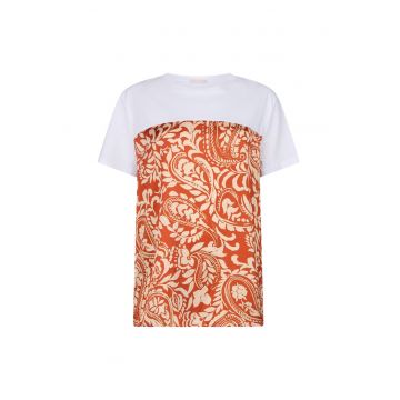 Tricou cu decolteu la baza gatului si model