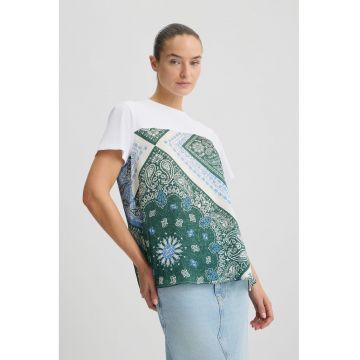 Tricou cu decolteu la baza gatului si model
