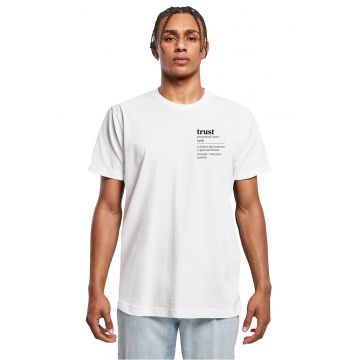 Tricou cu imprimeu text pe piept si decolteu la baza gatului