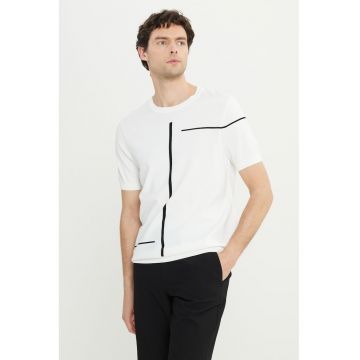 Tricou lejer cu decolteu la baza gatului