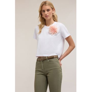 Tricou crop cu aplicatie florala