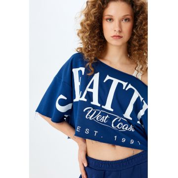 Tricou crop cu imprimeu text