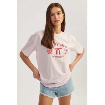 Tricou cu decolteu la baza gatului si imprimeu