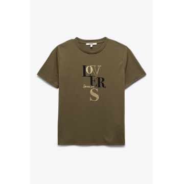 Tricou cu decolteu la baza gatului si imprimeu text