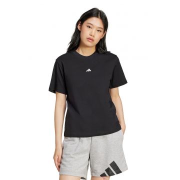 Tricou cu decolteu la baza gatului si logo discret