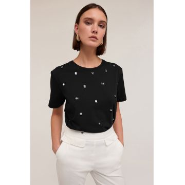 Tricou cu decolteu la baza gatului si paiete