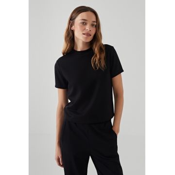 Tricou cu decolteu la baza gatului