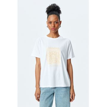 Tricou cu imprimeu si decolteu la baza gatului