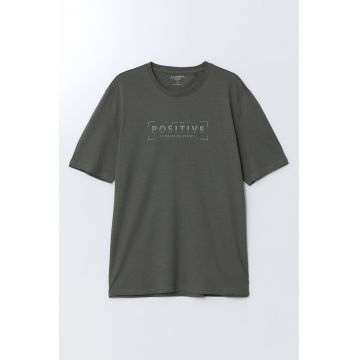 Tricou cu imprimeu text si decolteu la baza gatului