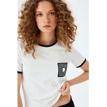 Tricou cu terminatii contrastante