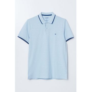 Tricou polo cu fenta cu nasturi
