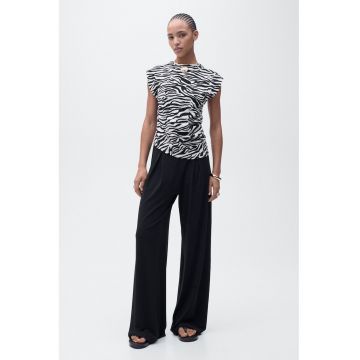 Tricou cambrat cu decolteu drapat si model animal print