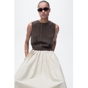 Tricou crop cu decolteu la baza gatului