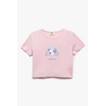 Tricou crop cu imprimeu text