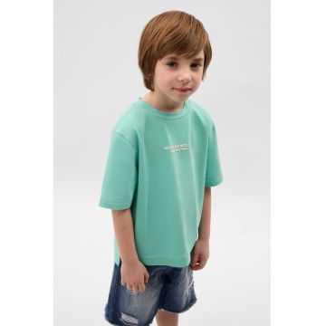Tricou cu decolteu la baza gatului si broderie text
