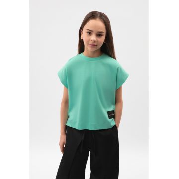 Tricou cu decolteu la baza gatului si detaliu aplicat