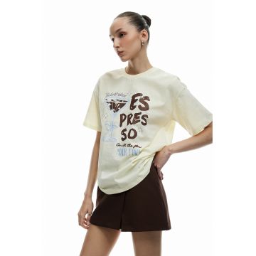 Tricou cu decolteu la baza gatului si imprimeu