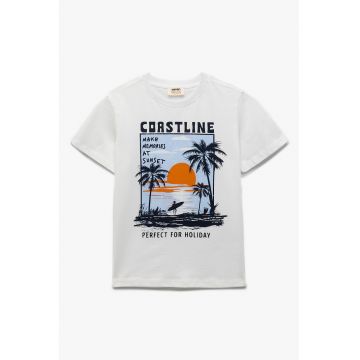 Tricou cu decolteu la baza gatului si imprimeu grafic