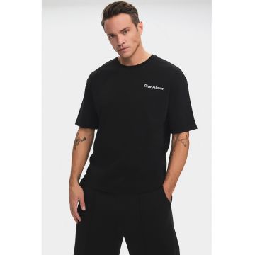 Tricou cu decolteu la baza gatului si imprimeu pe piept
