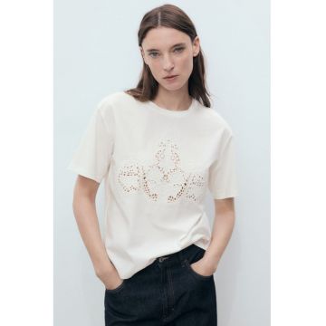 Tricou cu decolteu la baza gatului si perforatii