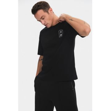 Tricou cu imprimeu pe spate si decolteu la baza gatului