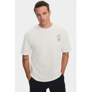 Tricou cu imprimeu pe spate si decolteu la baza gatului