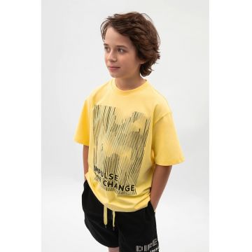 Tricou cu imprimeu si decolteu la baza gatului