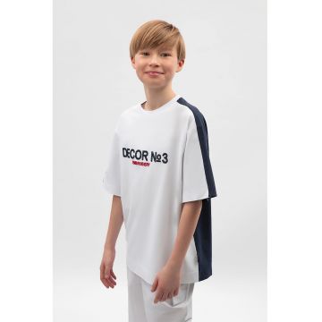 Tricou cu model colorblock si broderie text
