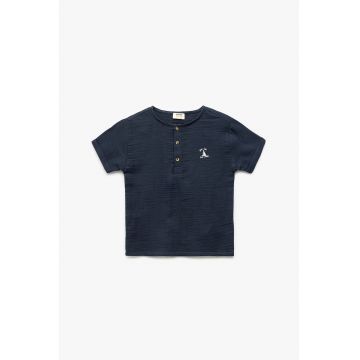 Tricou cu model uni si fenta cu nasturi