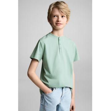 Tricou cu model uni si fenta cu nasturi