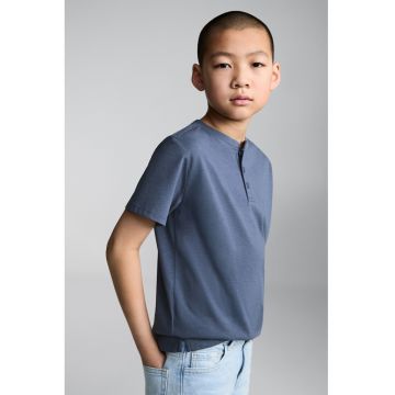 Tricou cu model uni si fenta cu nasturi
