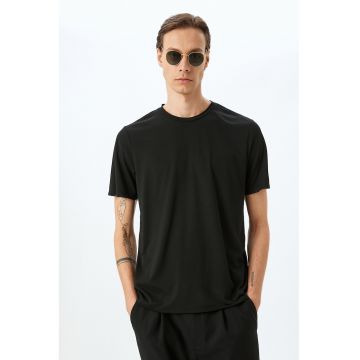 Tricou lejer cu decolteu la baza gatului