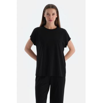 Tricou lejer cu decolteu la baza gatului