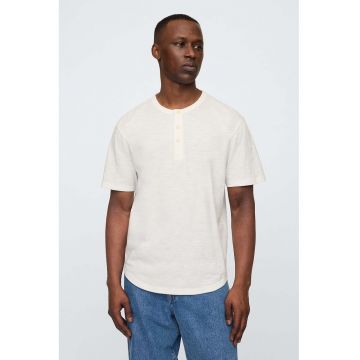 Tricou regular fit cu decolteu la baza gatului