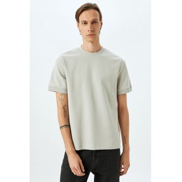 Tricou uni cu decolteu la baza gatului