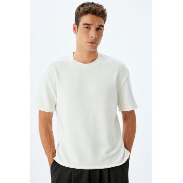 Tricou uni cu decolteu la baza gatului