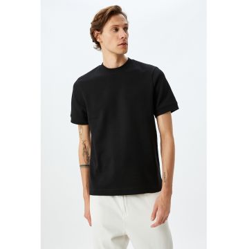 Tricou uni cu decolteu la baza gatului