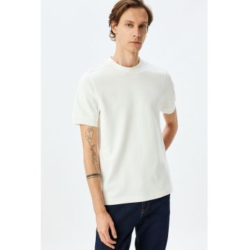 Tricou uni cu decolteu la baza gatului