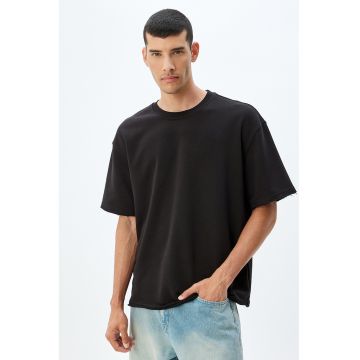 Tricou uni cu decolteu la baza gatului