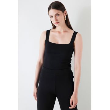 Top crop cu decolteu patrat