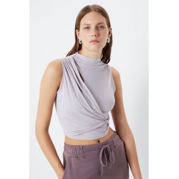 Top crop cu detaliu rasucit