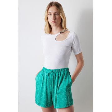 Tricou crop cu detaliu cu decupaj