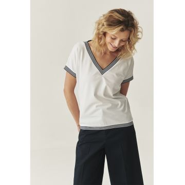 Tricou cu decolteu in V si accente cu dungi